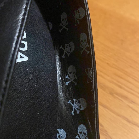 Vegan leather 50’s style pump with embroidered flames - Picture 4 of 4